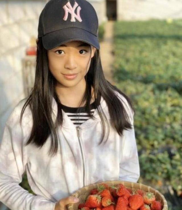 13岁佟知霏首登时尚杂志,举手投足间超时尚,长大后想当设计师_佟大为