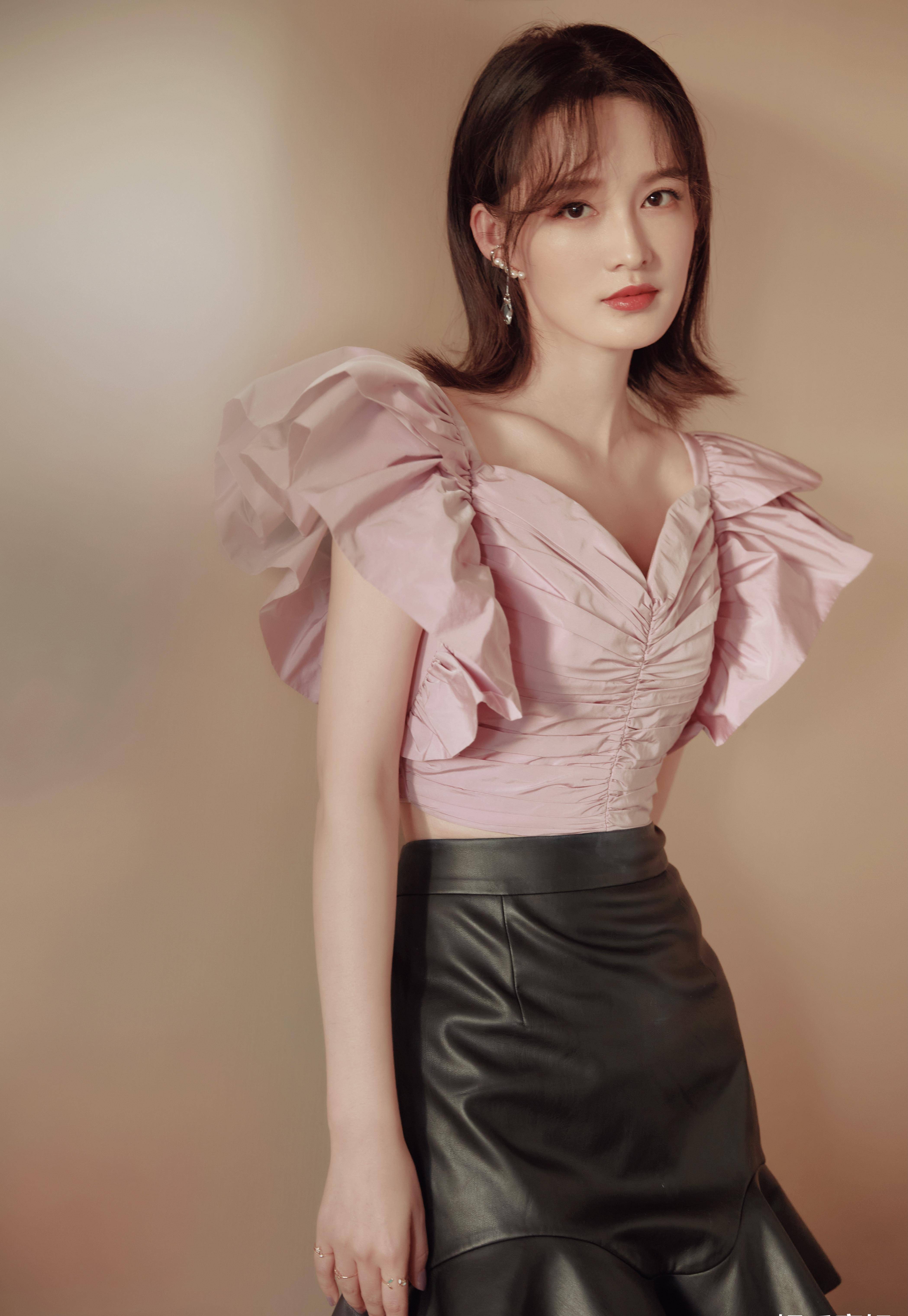 李沁身穿香芋紫蝴蝶袖出席活动,搭配减龄刘海,甜美又日常_天气_上衣