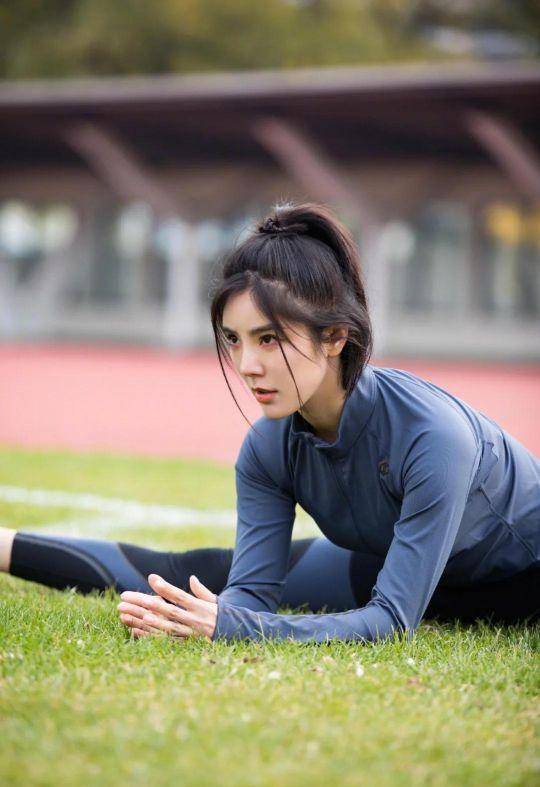 "性感校花"赵奕欢穿比基尼练钢管舞,34岁这身材简直太绝了_训练_女神