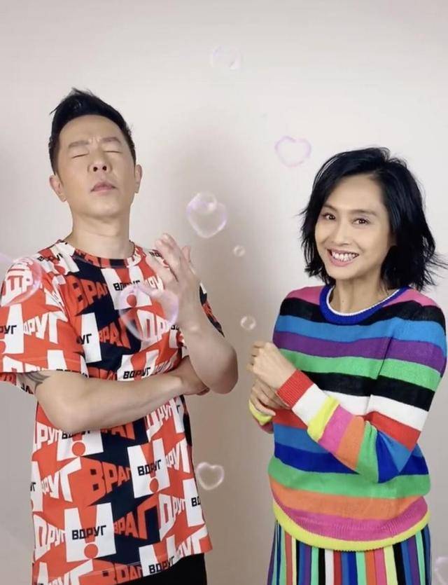 而黄贯中刚开始并不了解媳妇要做什么,仅仅和她相同门把放到自身脸