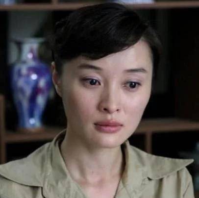 却充满心机,懂得如何笼络男人的心,把自己扮演成善良持家的白莲花