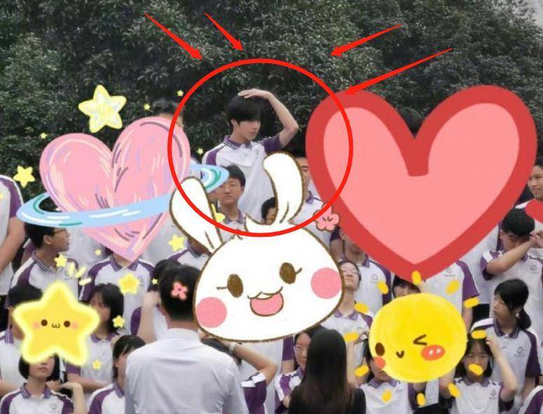 可即使刘耀文跟同学穿着同样的校服,但他个子太高挑,加上五官出众抢镜