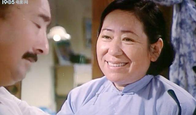 从《瞧这一家子》开始,她连续演陈佩斯母亲,被误以为真是一家人_黄玲
