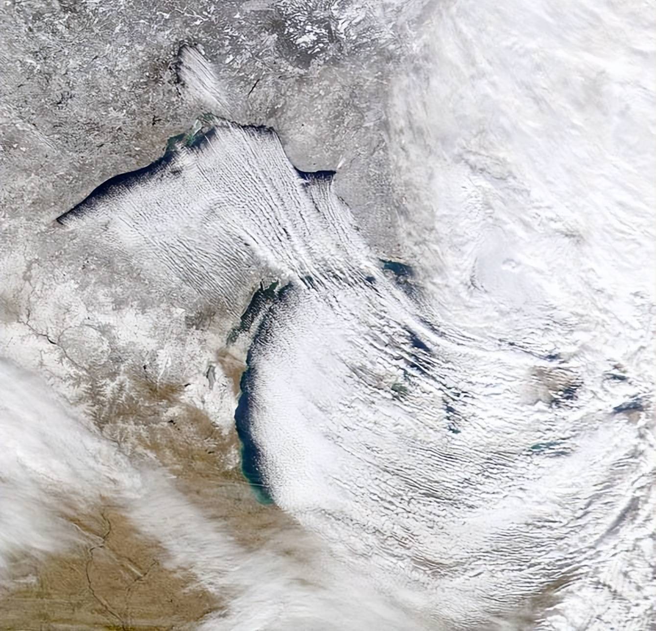 下着大雪打着雷，美国纽约州遭“大湖效应”暴击，创纪录降雪厚达196厘米