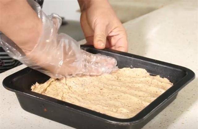 3,120g面粉倒入200g糯米粉,倒入打好的枣泥,搅拌成这个很粘稠的糊状.