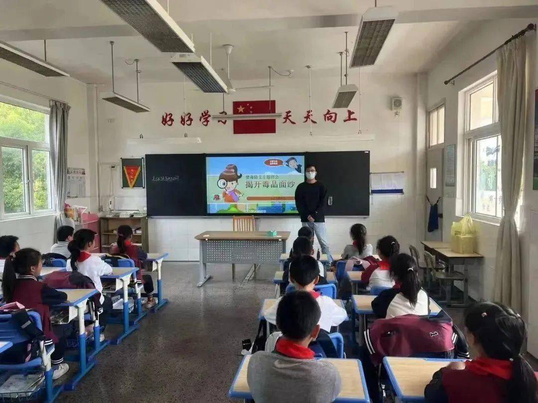 西门小学学生观看安全教育讲座崇明中学学生观看《校园安全防范宣传小