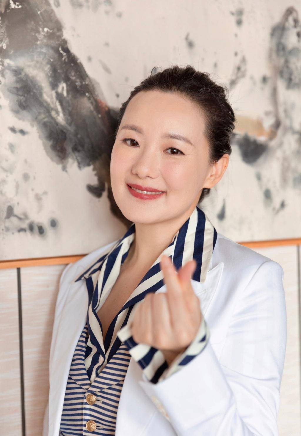 50岁咏梅真霸气,穿西装配条纹马甲当评委,把主持人风头都抢了_魅力