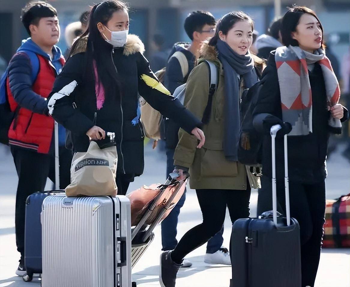 寒假提前开始,石家庄部分高校学生连夜离校,家长放心网友却担心_大学