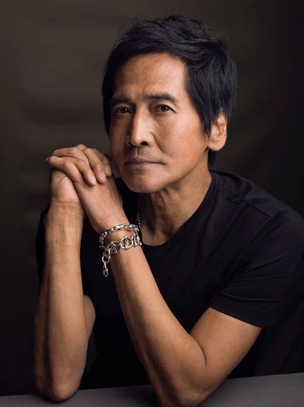 弃王祖贤娶小24岁娇妻61岁齐秦现状,发际线后移,老态龙钟似老头