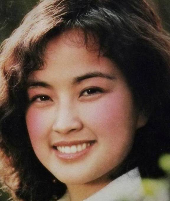 刘晓庆是20世纪80年代的绝代美女,年轻时候的她保持着原始的自然之美