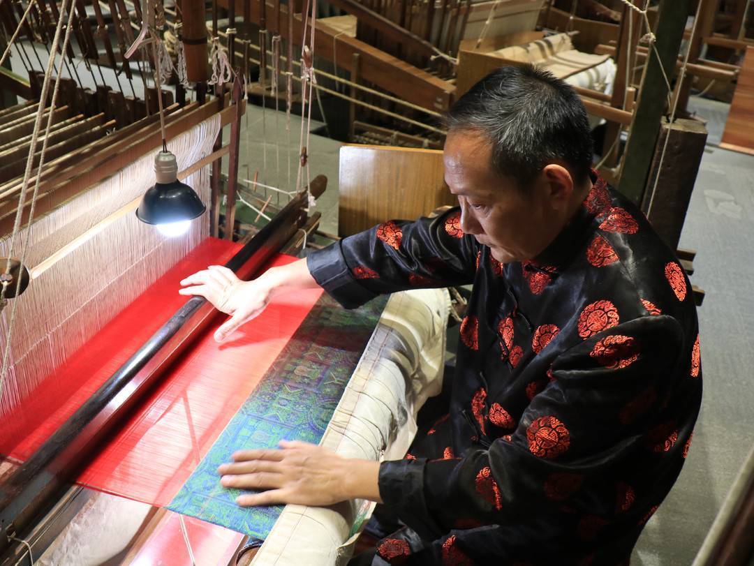 于是,贺斌在前20年做了很多准备工作,在完成学习蜀锦的织造技艺之外