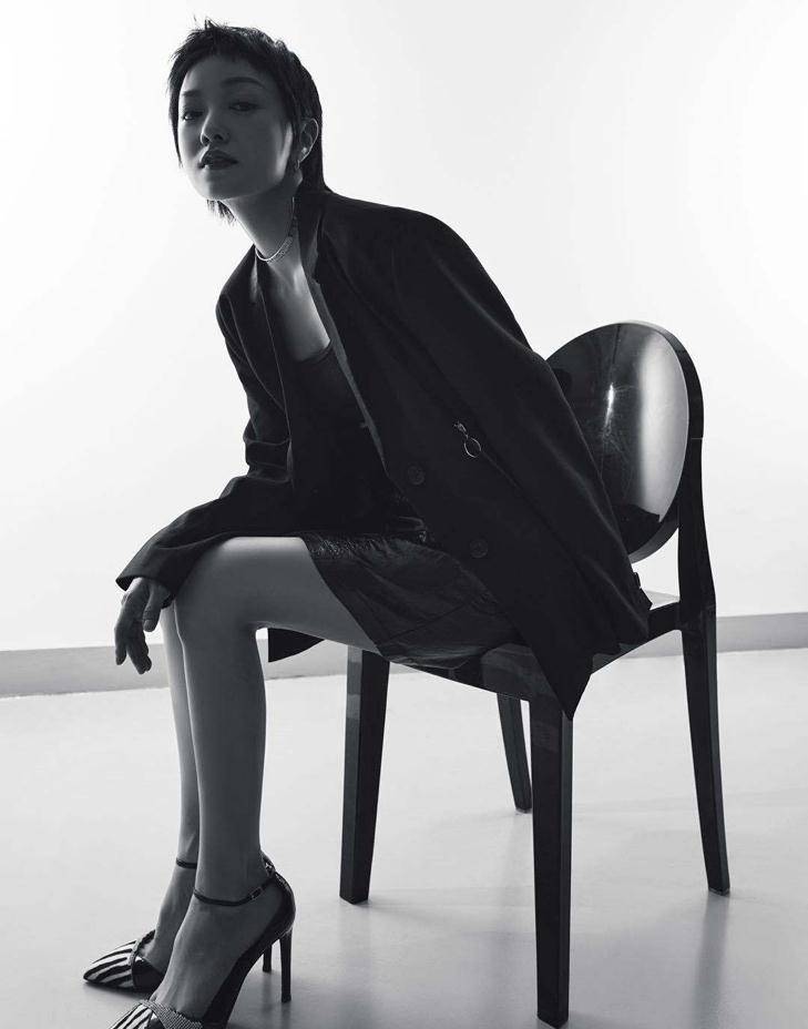 郭采洁短发又a又飒,穿黑色外套全身包裹走机场,豹纹裤是亮点_大部分