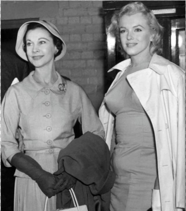 费雯丽晚年仍是时髦人,穿洛可可裙成乱世佳人,贤淑又清丽