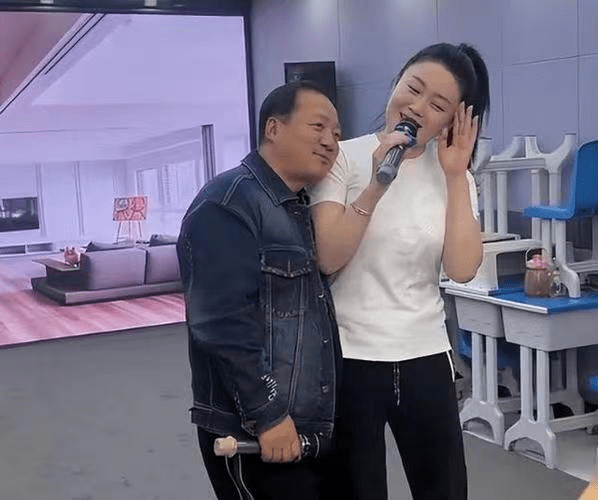 绯闻不断,唐鉴军离开赵本山,成立"广坤大舞台"!_王小华_直播间_妻子