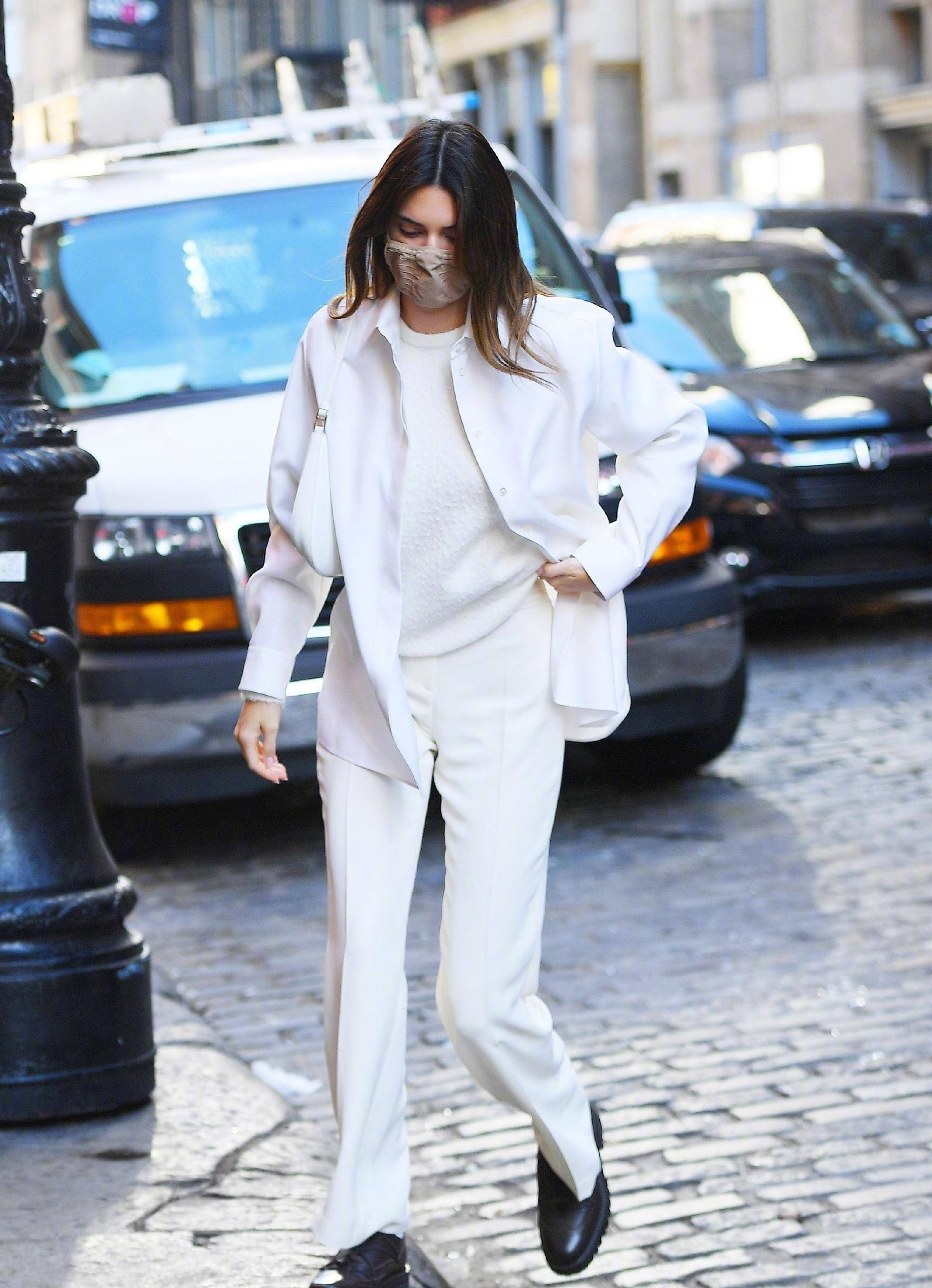 超模肯豆气场强大,穿一身黑变身"霸道女总裁",走路都带风_黑色_白色