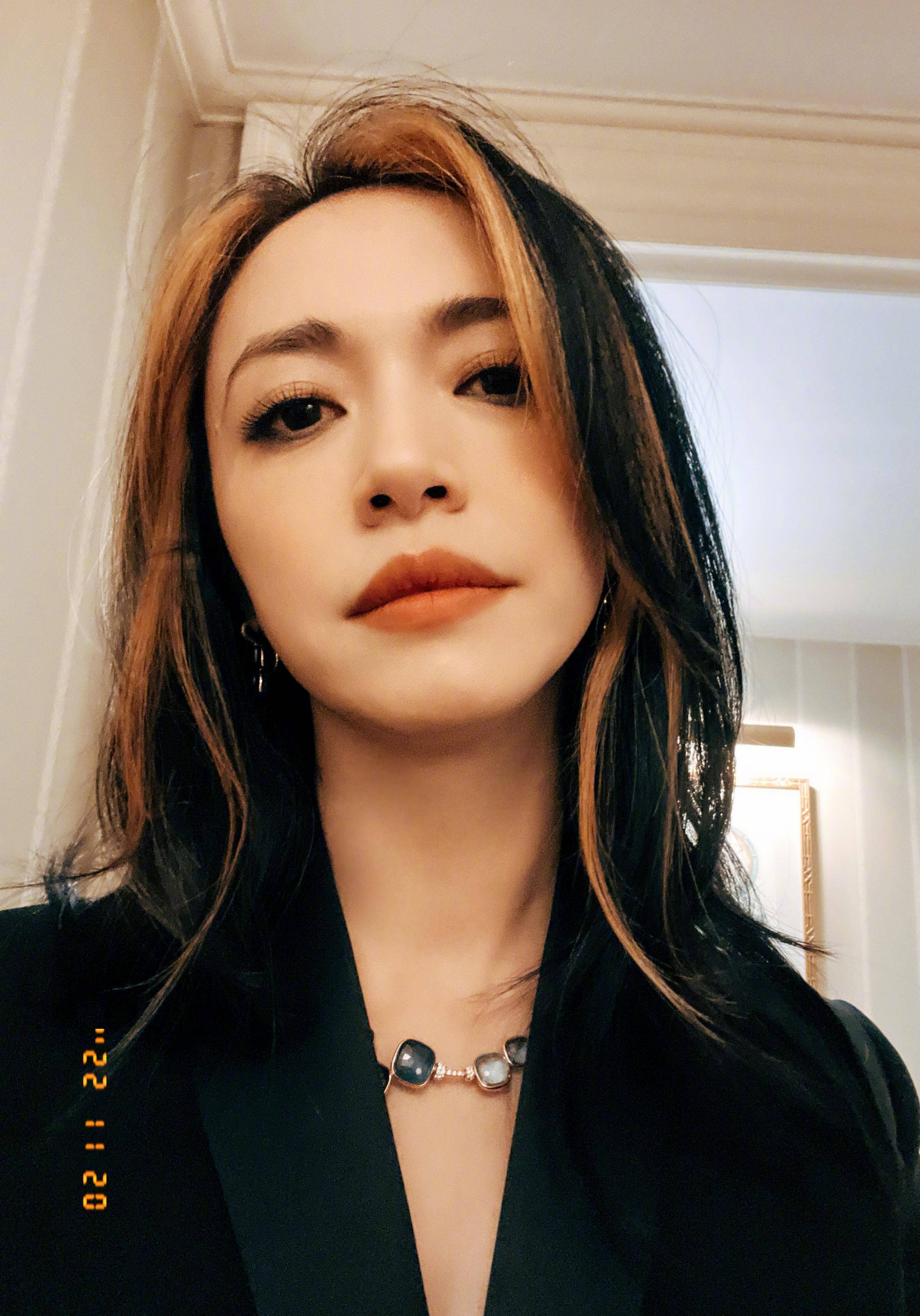 姚晨分享新造型,金刘海好吸睛,在配上烟熏妆,有彭莱那味儿了_摇滚