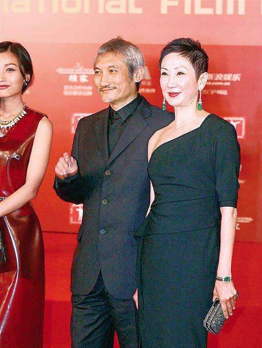 徐克与小30岁女友吃烛光晚餐,女方手戴戒指疑求婚成功_气氛_衣服_感情