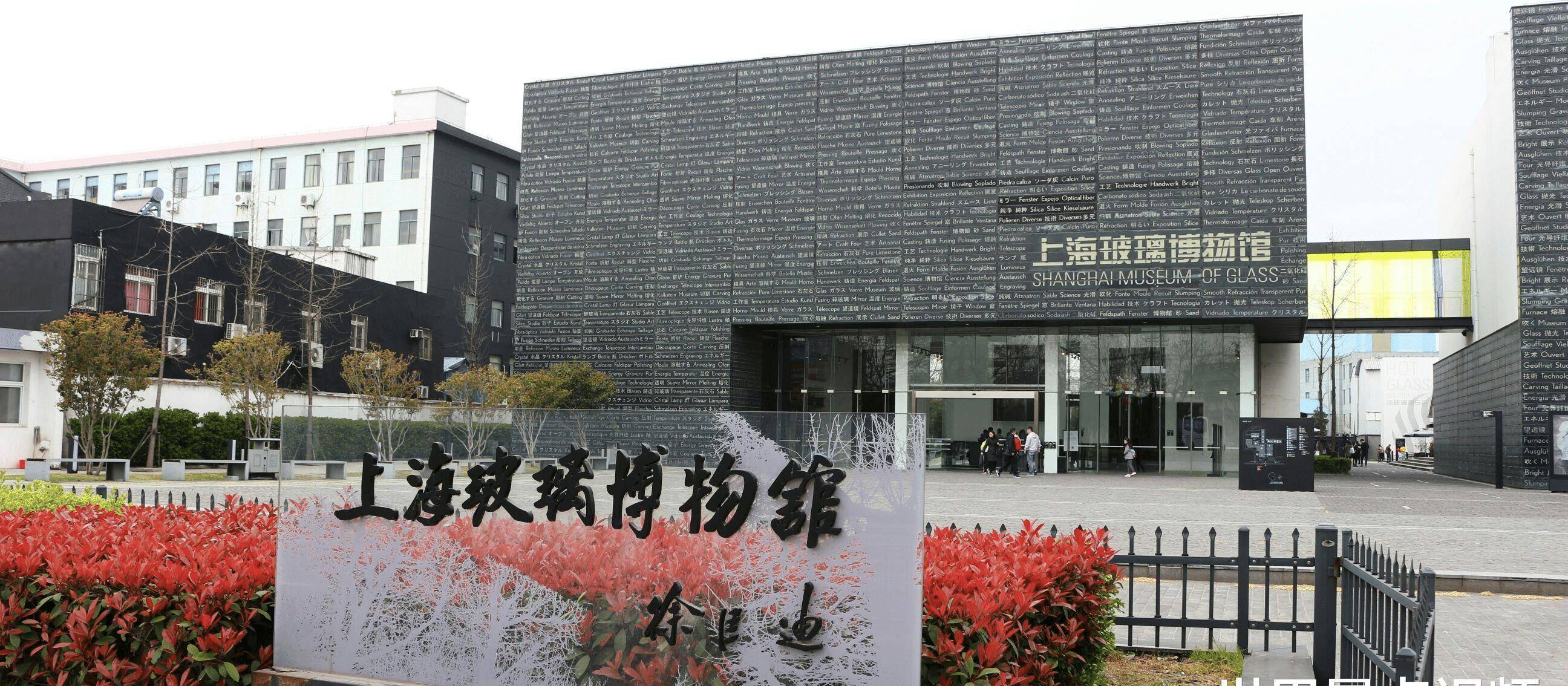 "熊孩子"撞碎世界最大手工玻璃城堡,网友:博物馆也有责任_艺术品_上海