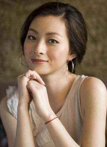 照片中的赵庭虽然名气不如温兆伦前任女友郭羡妮响亮,但是美貌程度确