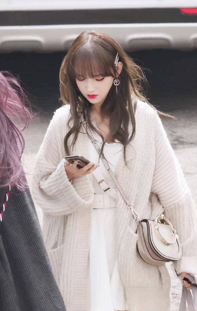 程潇换回"铁刘海"超美,穿白衬衫配不规则背带裤,娇俏又少女_牛仔裤