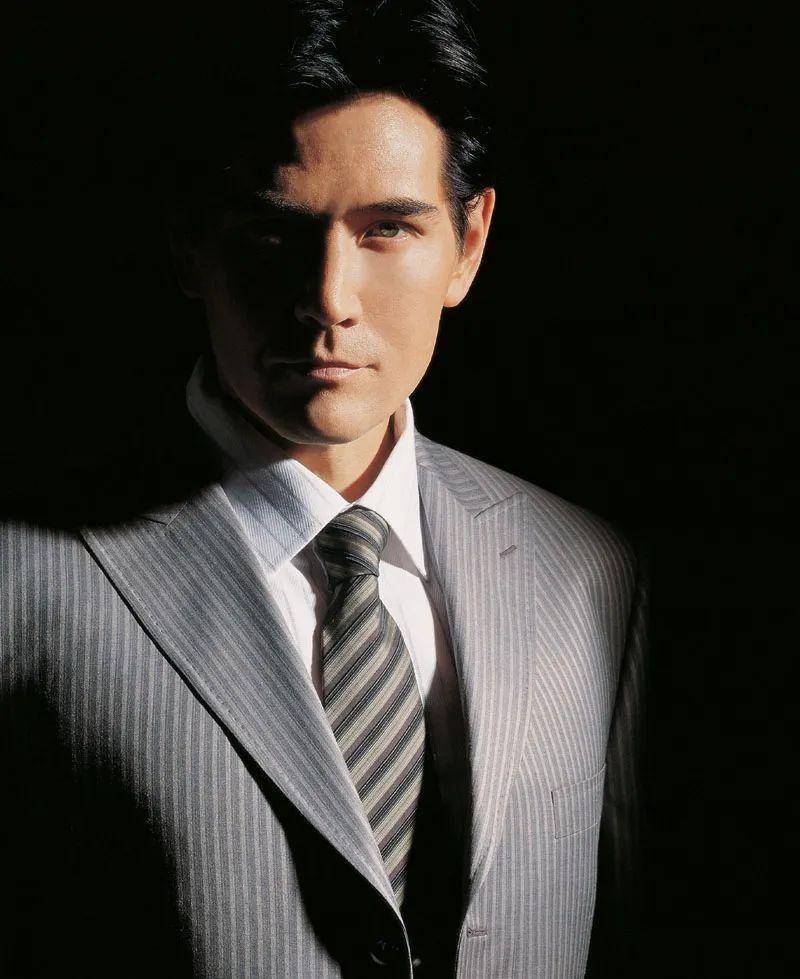 中国"第一美男"独居生活曝光:不结婚不生子,唯有2只猫作伴_费翔_微博