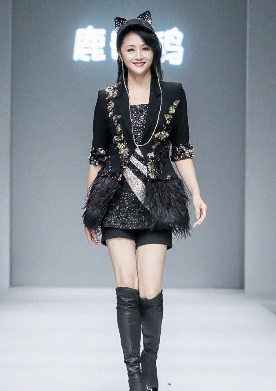 曹颖一点都没变,仿佛吃了防腐剂,黄色毛衣小白裙黑筒靴就像28_黑色