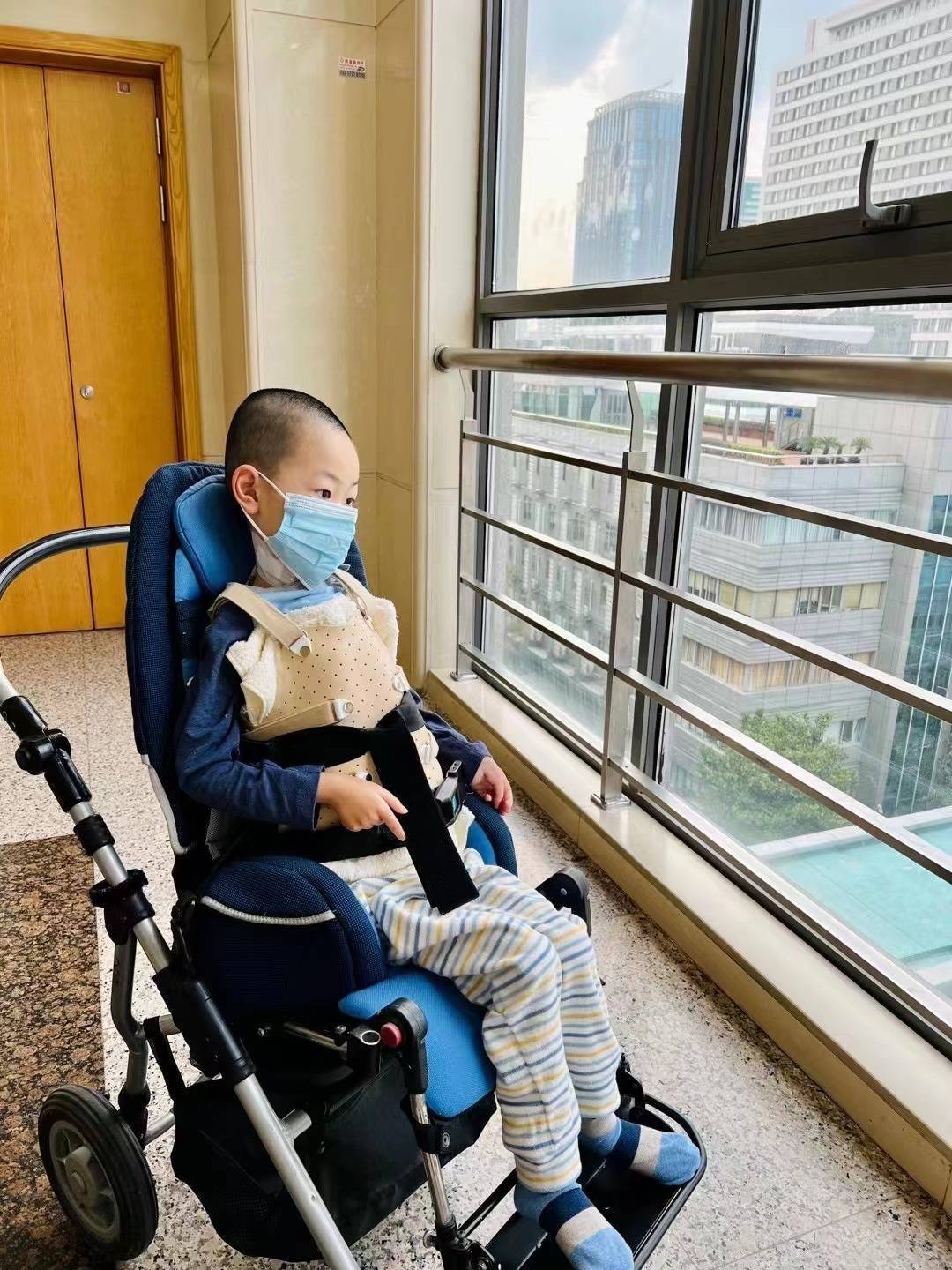 脊柱侧弯69度的少年维洛生平第一次坐直了脊柱里装了生长棒