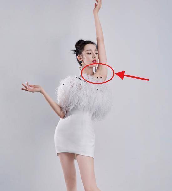 给造型师加鸡腿,迪丽热巴穿火龙果连衣裙,露出珍珠腋窝被人追捧_时候