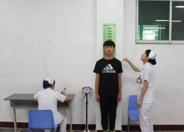 那个觉得自己长太矮,不顾残疾“断骨增高”的男孩,他现状如何了_李亚诺_身高_父母