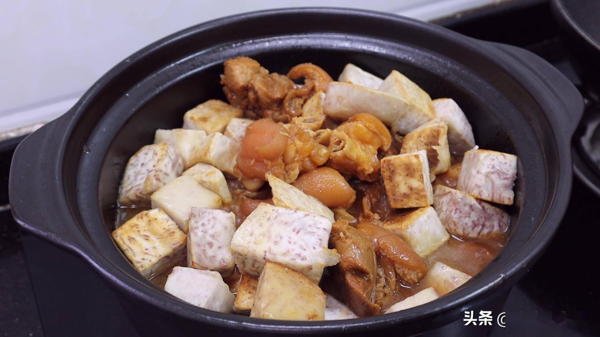 天气转冷,猪脚加1个芋头,我家独爱这个吃法,比吃火锅还要过瘾_香芋