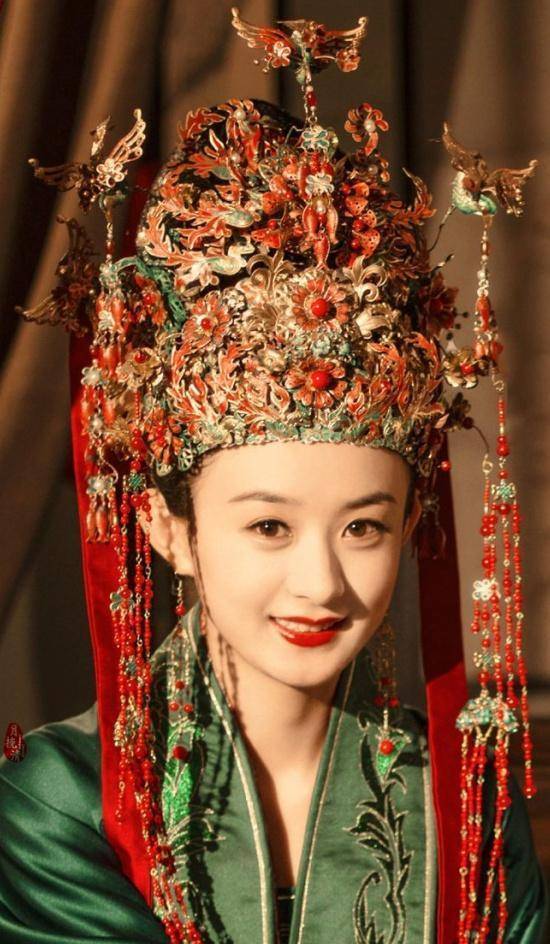 古装女星凤冠霞帔:赵丽颖倪妮梁洁baby彭小苒杨幂吴谨言谁美_嫁衣