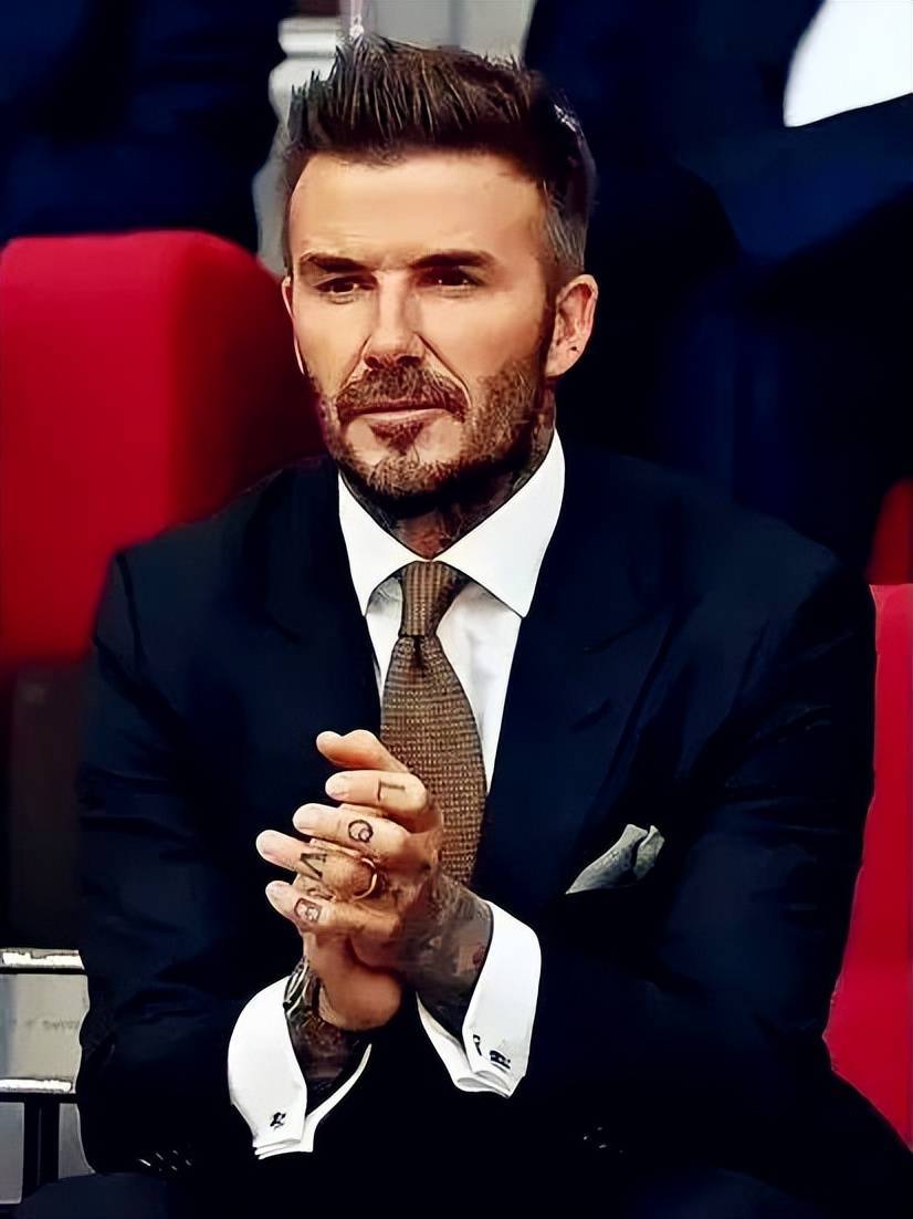 贝克汉姆成卡特尔世界杯代言人,壕赚12亿,出场两套西装很绅士_服装