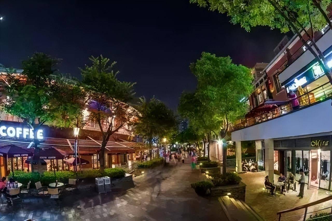 在武汉,如果提到西大街,老汉阳人会告诉你,这里曾经是汉阳最具风情的