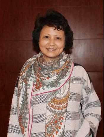 她第一次登上荧屏就获奖无数,混迹娱乐圈多年后转而从政_李羚_电影