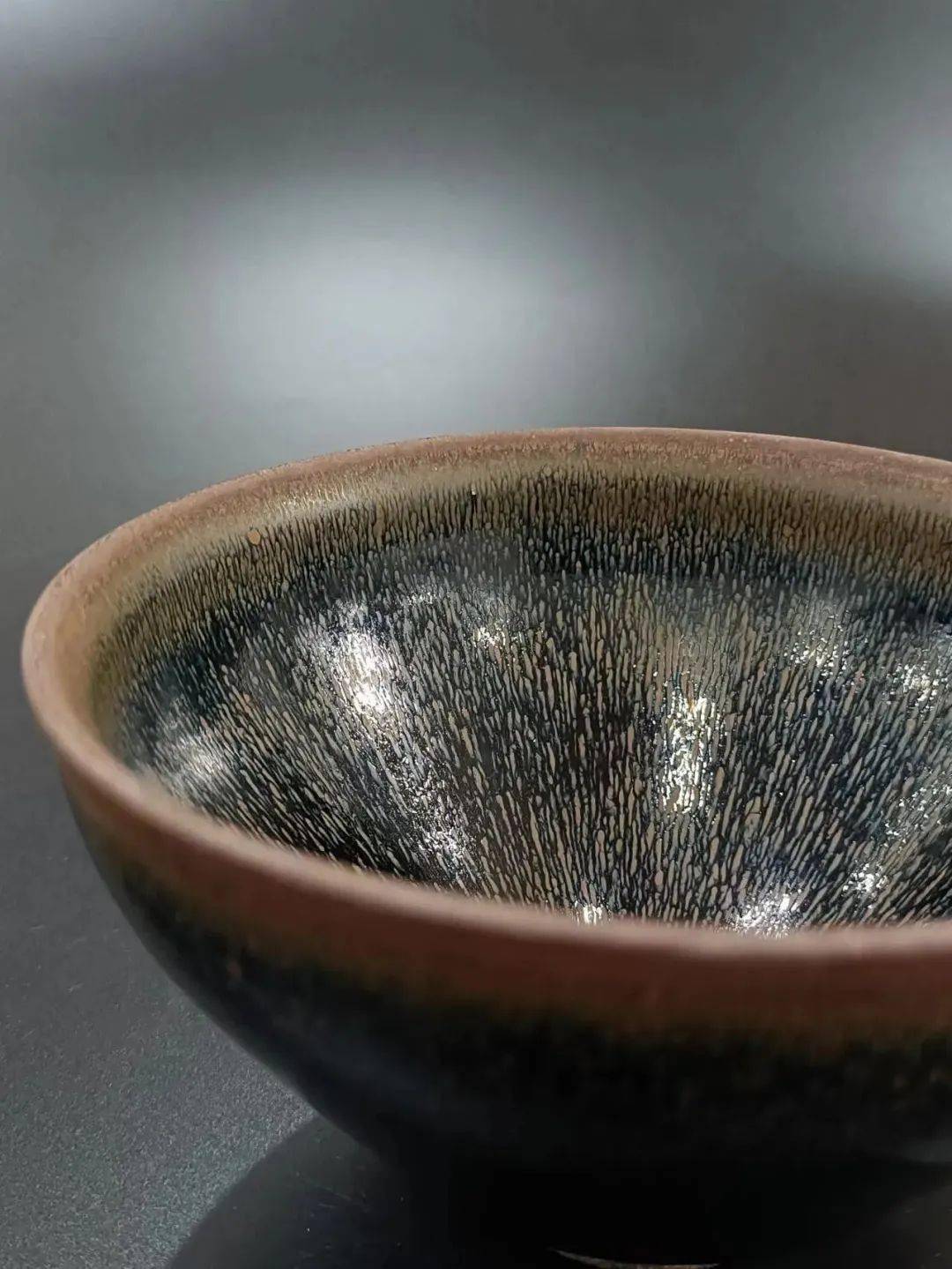 罕见:黑色建窑里一只珍贵的白兔毫盏_鹧鸪_全品_cm