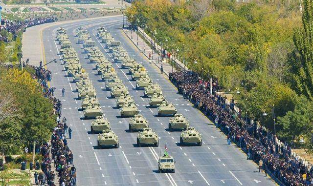 阿塞拜疆纳西切万自治共和国举行盛大阅兵式气势非常足_分队_装备