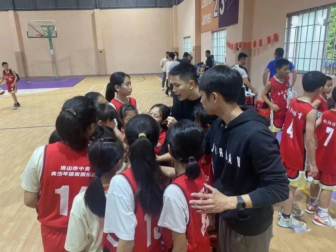 杀出重围|奇槎小学女队挺进禅城区中小学生篮球锦标赛决赛_教练_赛出