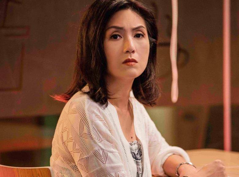 除了事业顺利外,杨千嬅与老公丁子高的感情也非常甜蜜,两人结婚多年