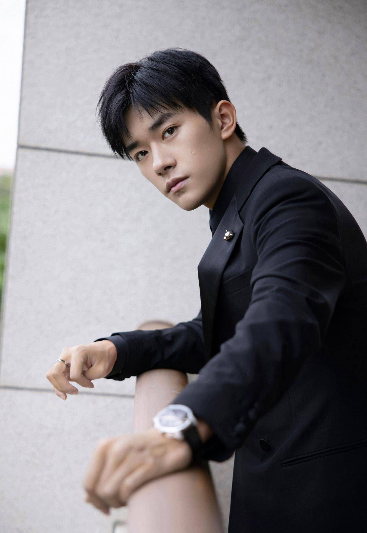 打上了干净的领带,金色的身材针别在身材前格外亮眼很有男人味