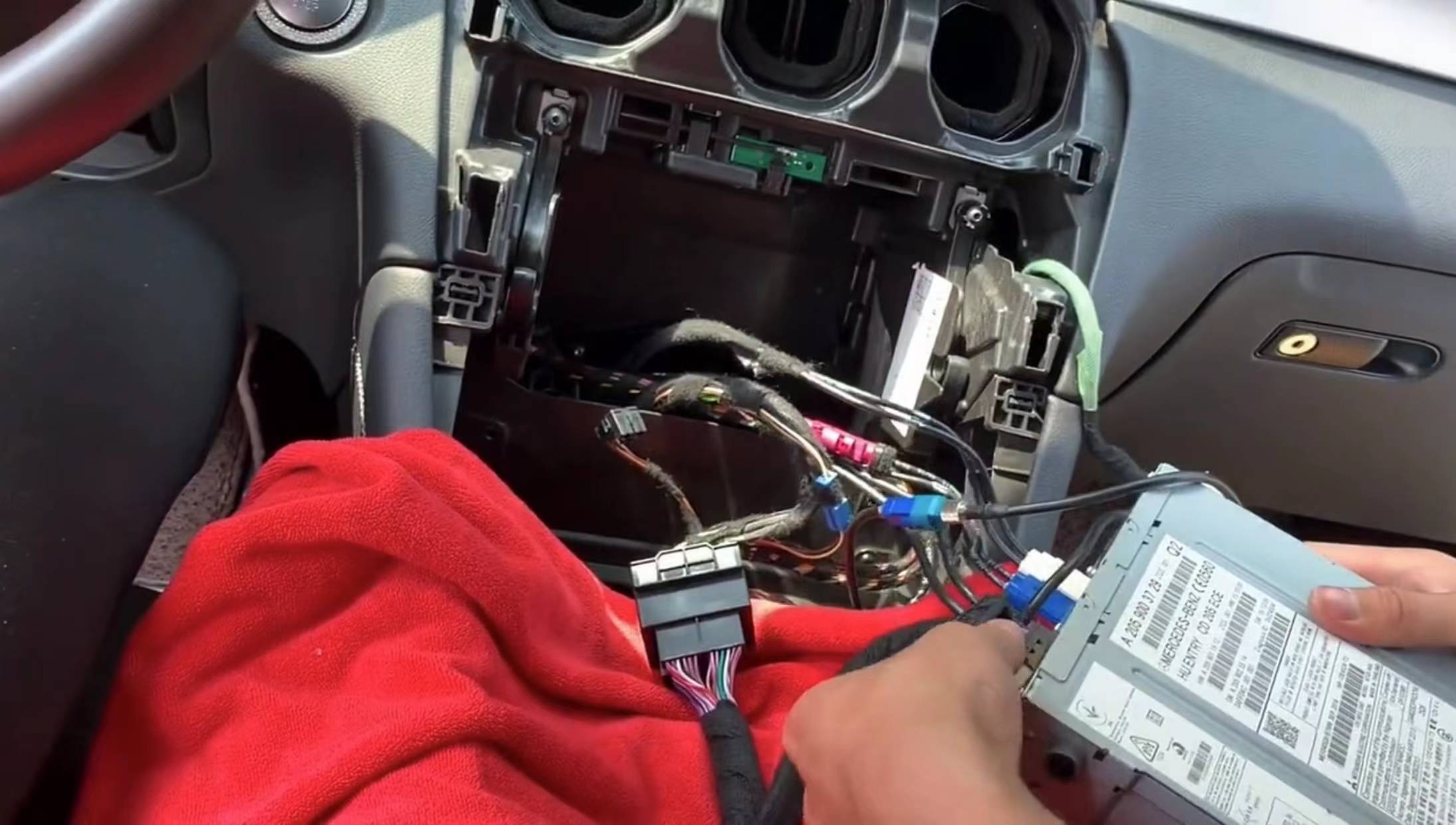 智马力科技16年-19年奔驰glc加无线carplay无线hicar模块无损教程