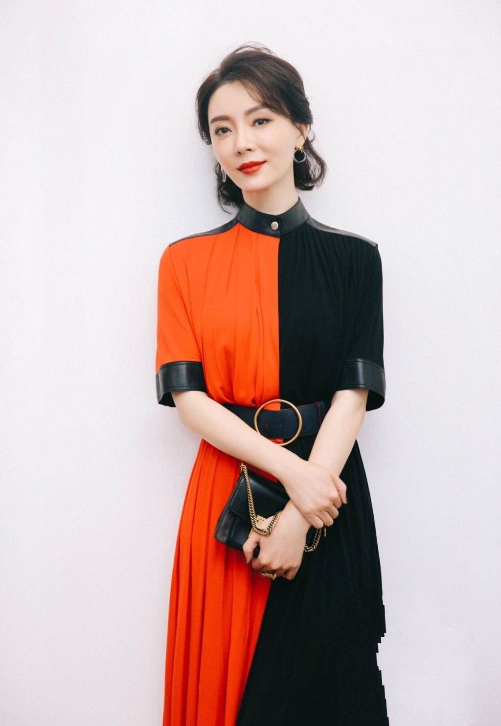 42岁陈数现身机场,穿了条别人不敢穿的半身裙,网友:像20岁_色彩_造型