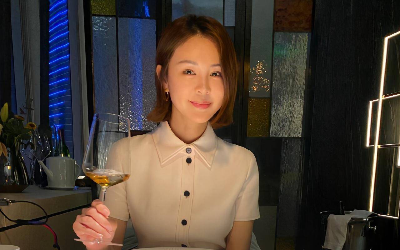 佟大为12岁长女佟含月近照,与妈妈逛名店,长腿吸睛身高超关悦_女儿_带