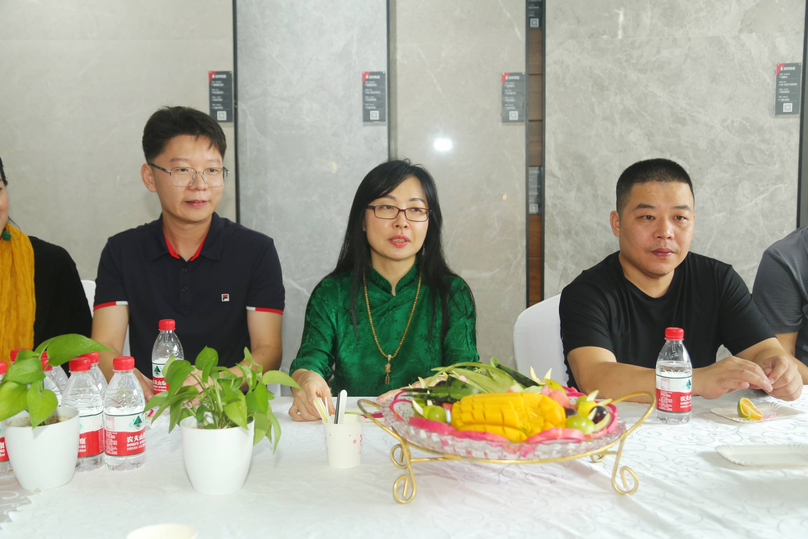 副会长信兴电器总经理唐宏宇 ,名匠装饰总经理张红英,东易日胜