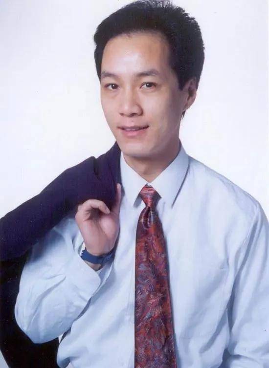 冯远征晒妻子梁丹妮罕见幼年照,"老妻少夫"差了8岁,一样恩爱_电影