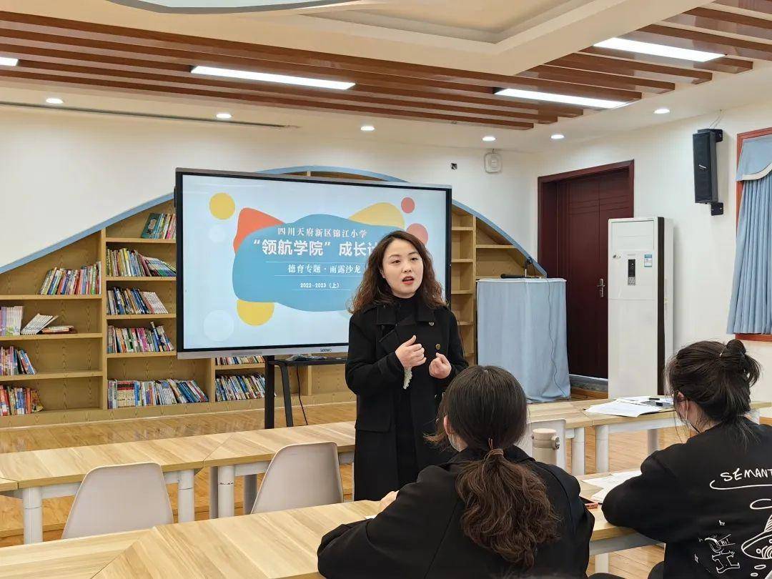 "此次青年教师雨露分享沙龙是老师们心灵的碰撞,智慧的交换,每位教师