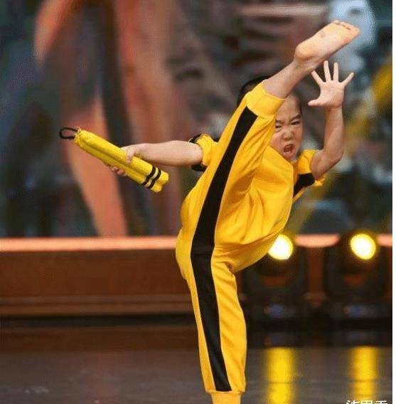 这个男孩就是金井隆星,金井隆星出生在国外的一个武术世家,他的父亲是