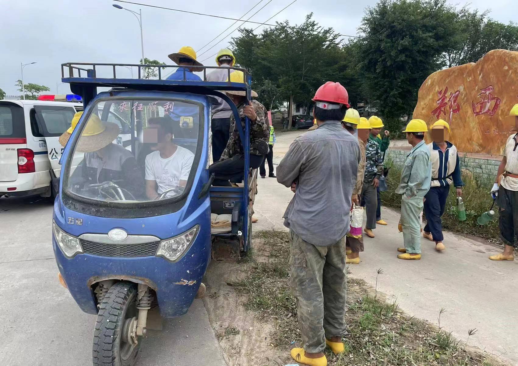 駕駛無牌三輪摩托車嚴重超員!被記18分罰1400元_黃某某_車輛_駕駛證