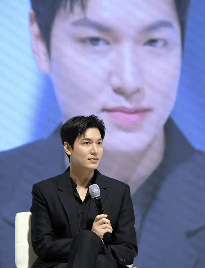 李敏镐高调亮相活动!