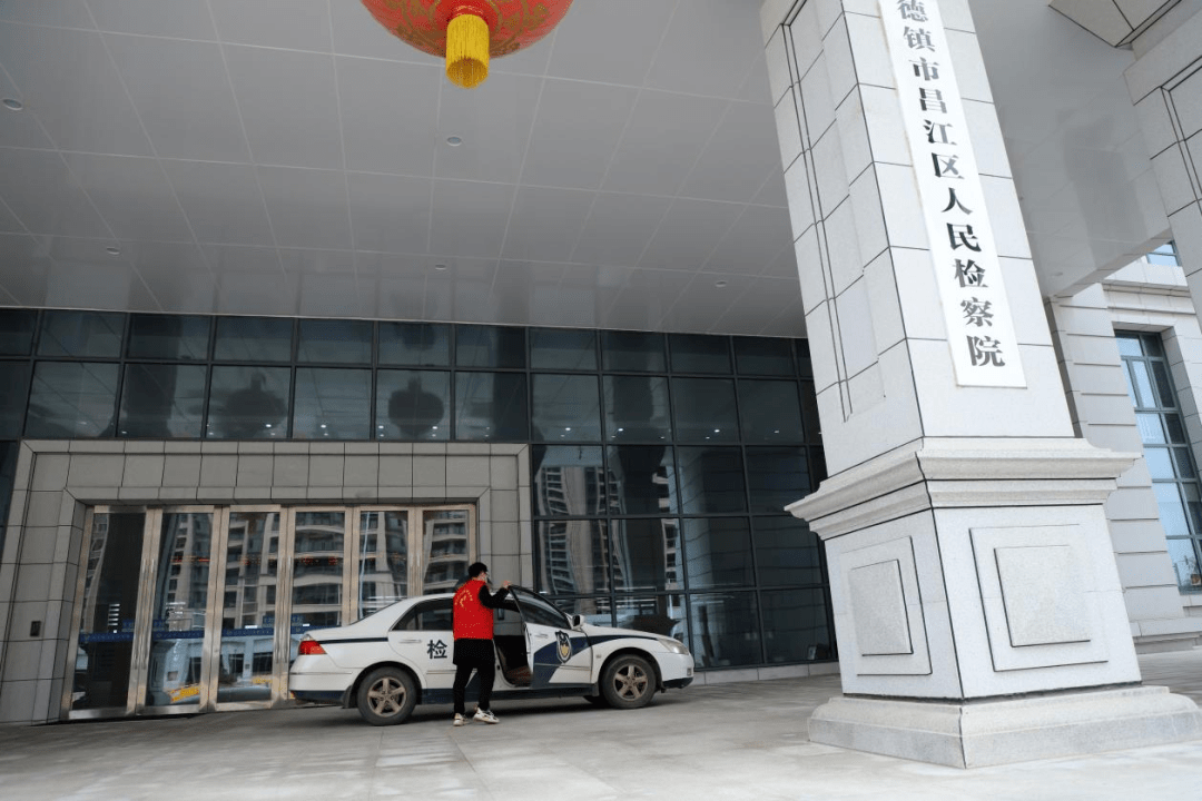 老人家住浮梁县城,而就医地——景德镇市第四人民医院却坐落在昌江