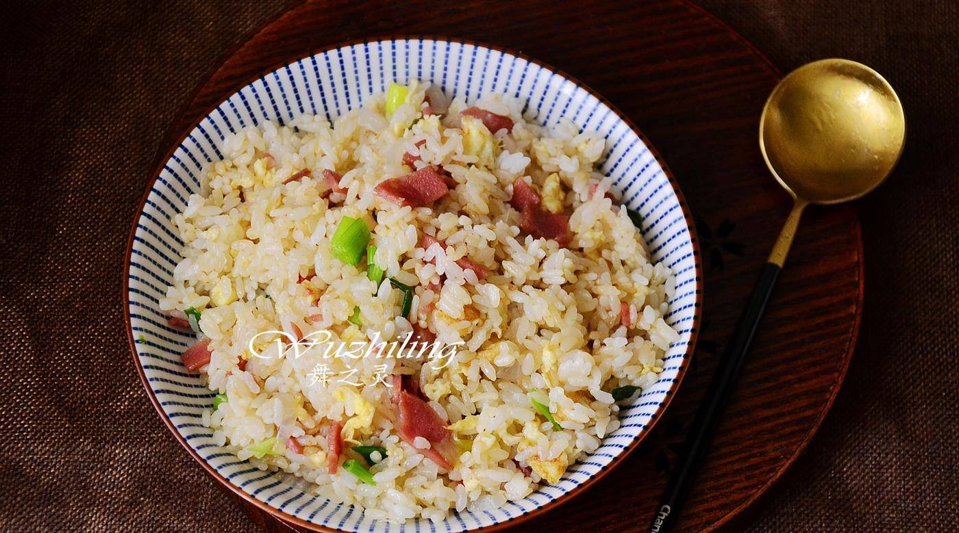 用剩米饭招待弟弟,老弟不嫌弃,居然三两下吃的精光,夸我能干_培根